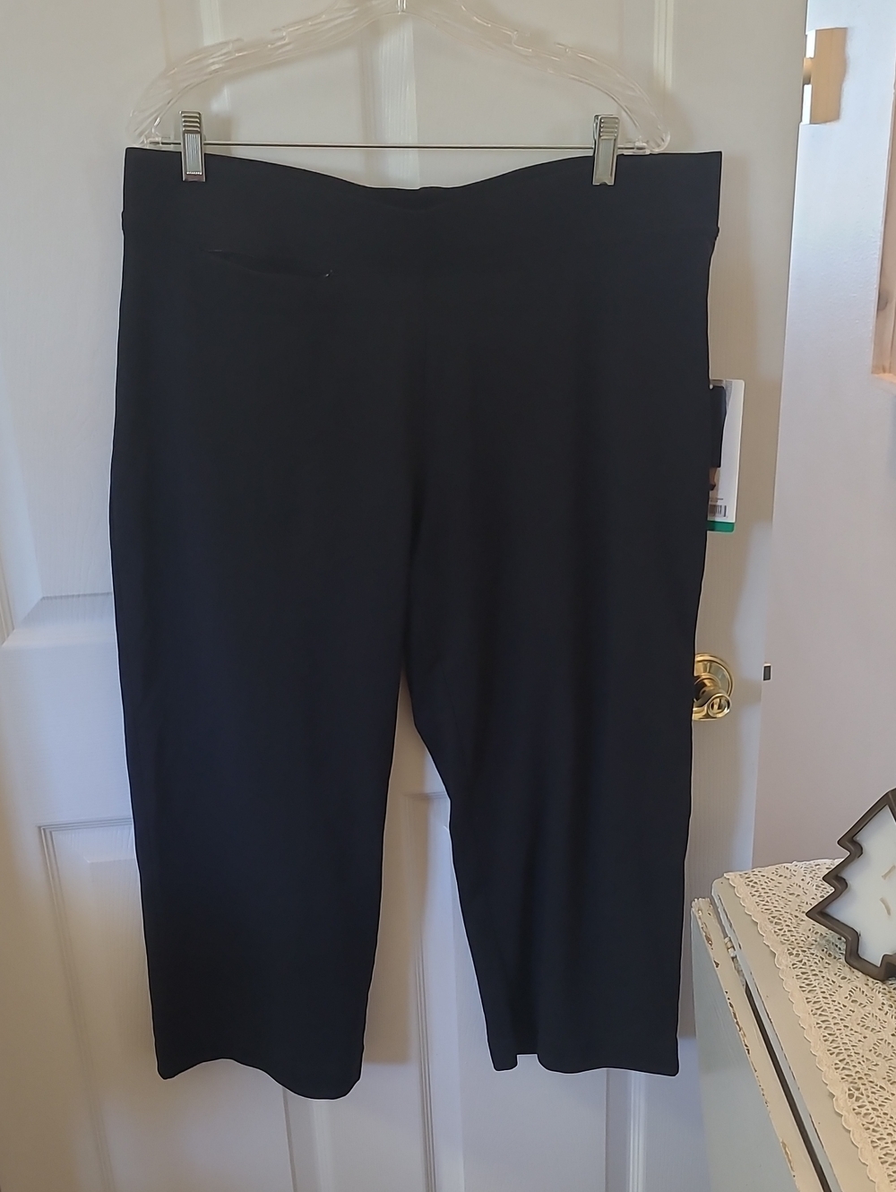 NWT. SIZE XL. Lands' End Black Pull-On Capri Pants BIN 6